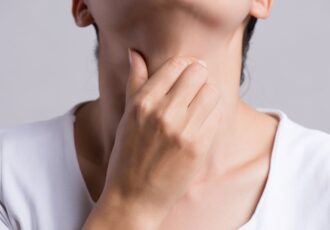 این بیماری سبب گرفتگی صدا می‌شود